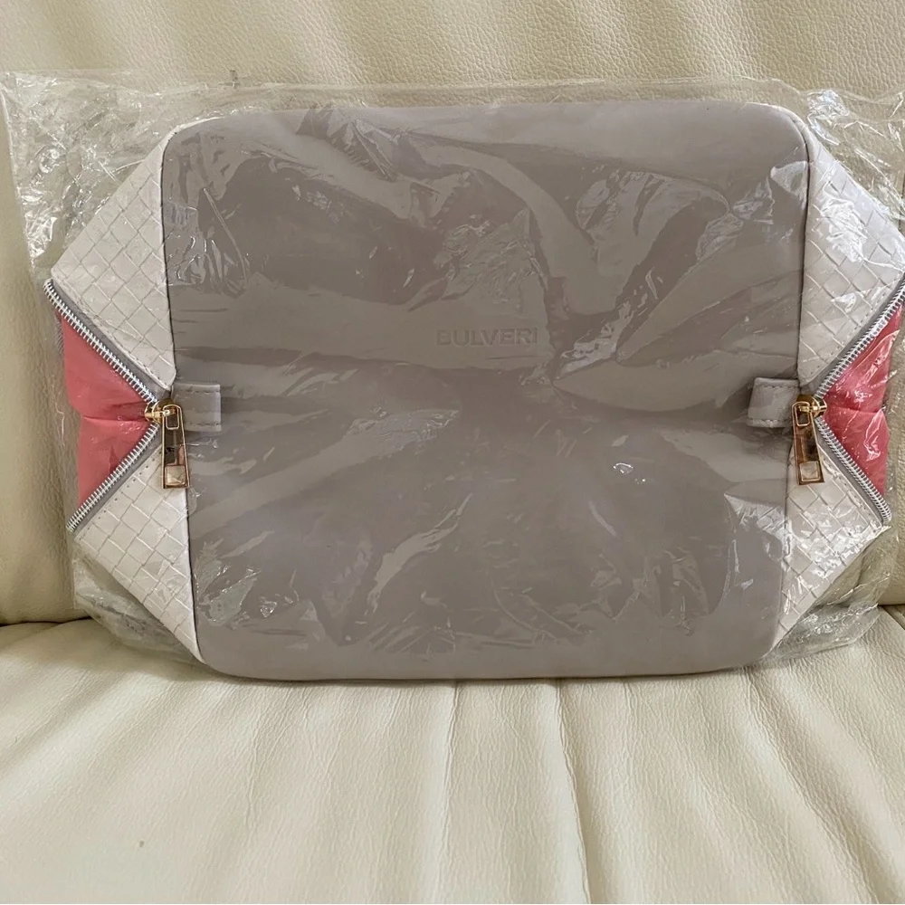 NWT Bulveri Makeup Bag White/Gray and Coral Quilted Design with Gold Zipper